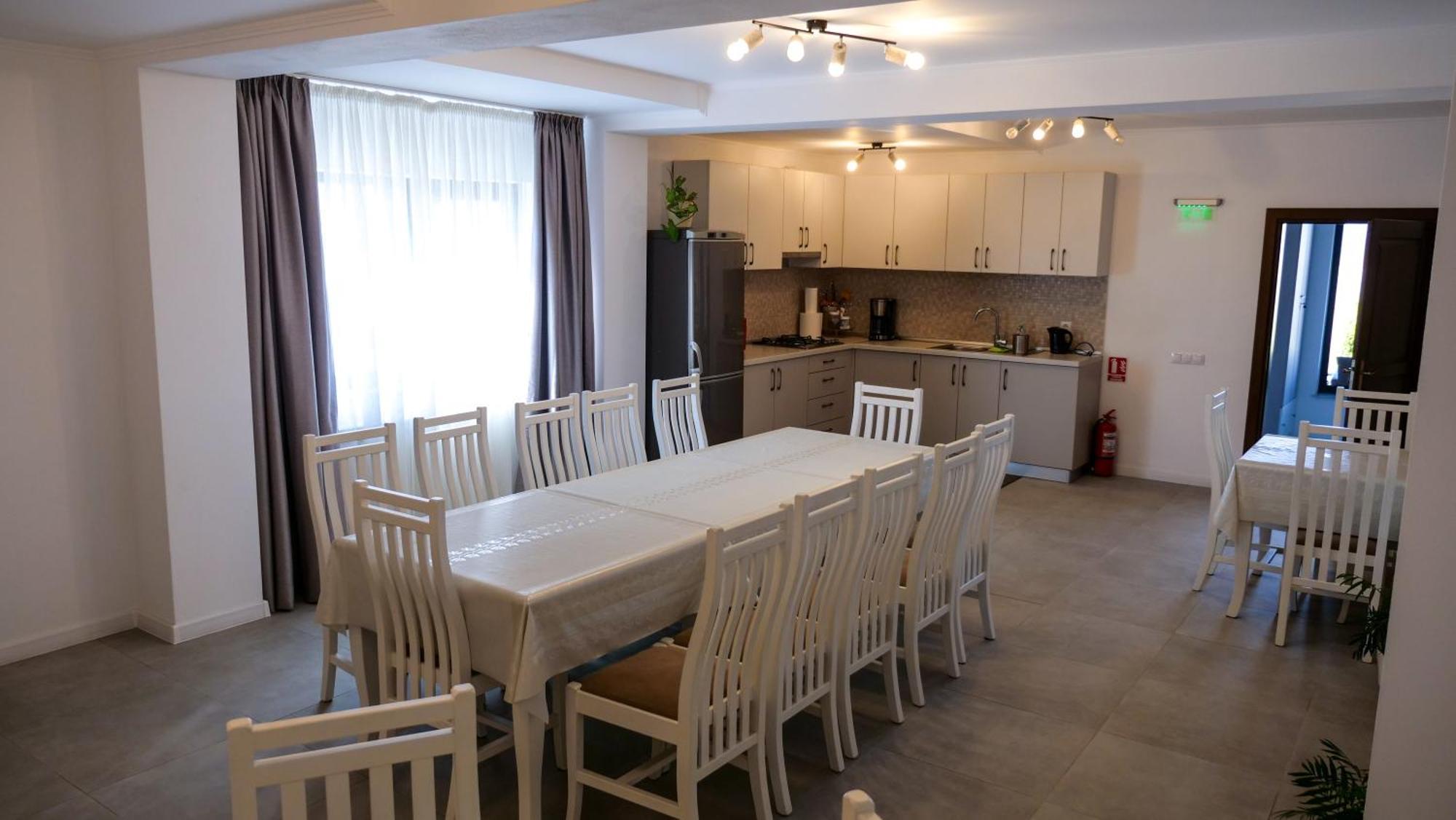 Casa Ambientt Hotel Curtea De Arges Ngoại thất bức ảnh