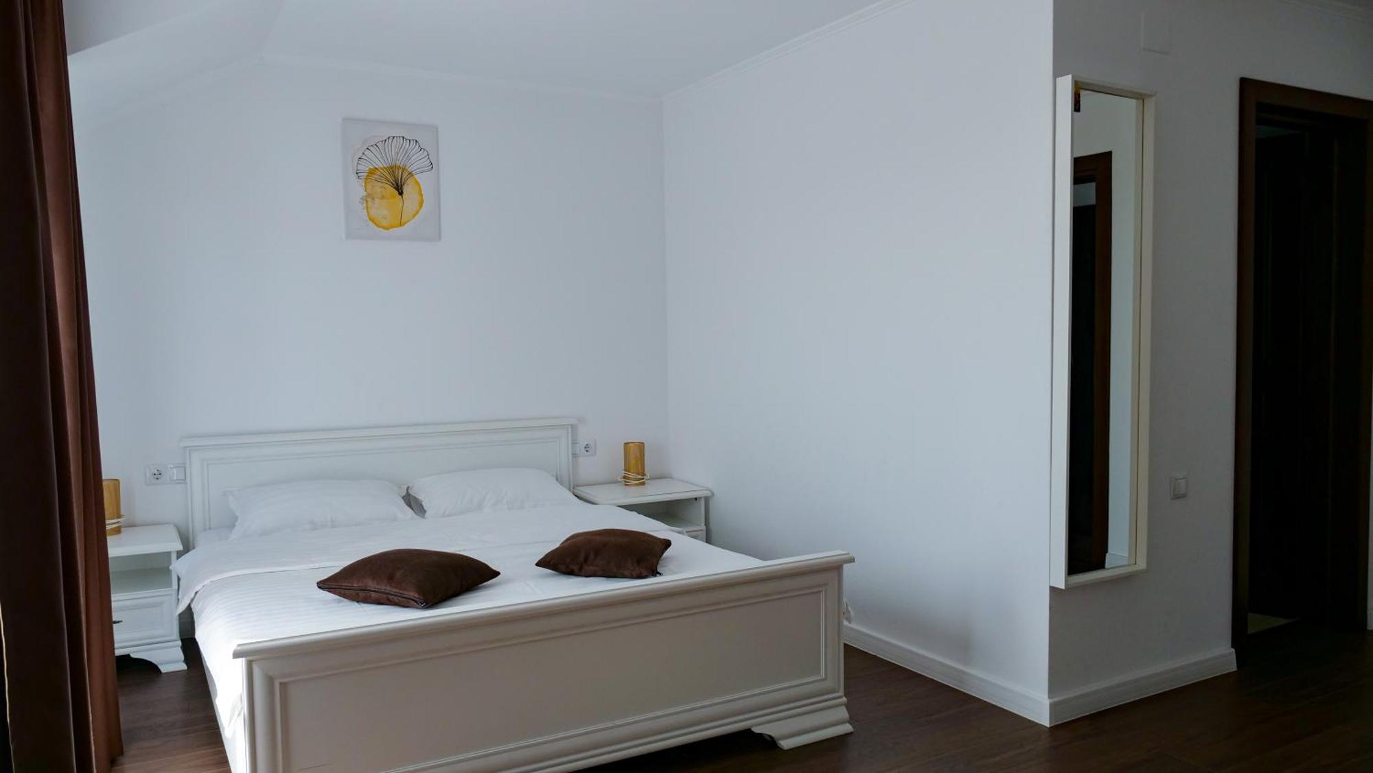 Casa Ambientt Hotel Curtea De Arges Ngoại thất bức ảnh