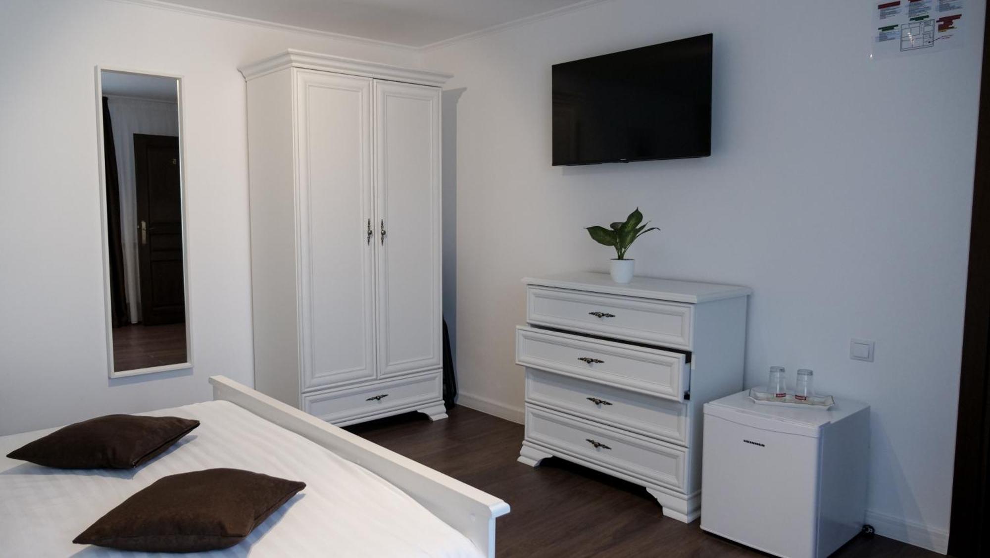 Casa Ambientt Hotel Curtea De Arges Ngoại thất bức ảnh