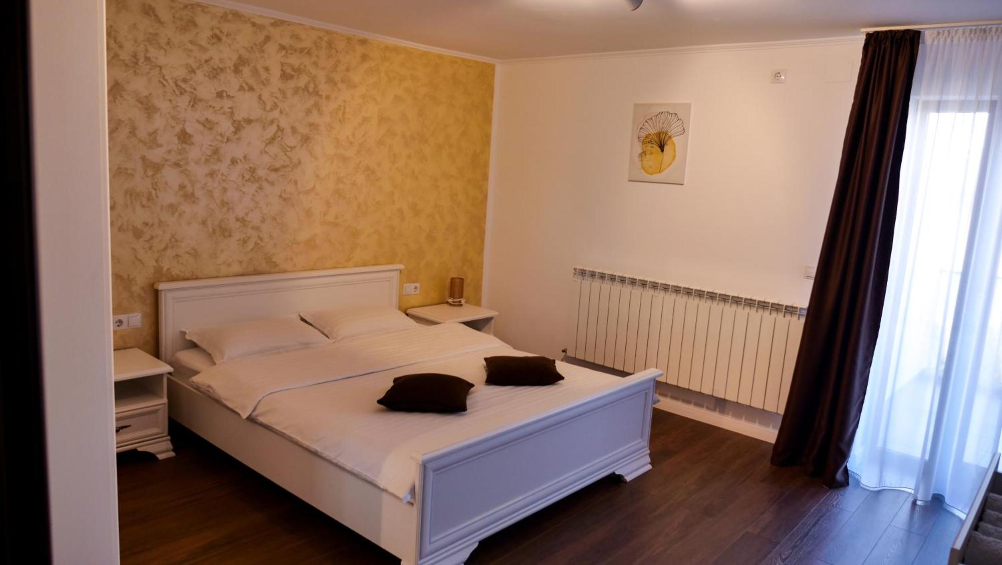 Casa Ambientt Hotel Curtea De Arges Ngoại thất bức ảnh