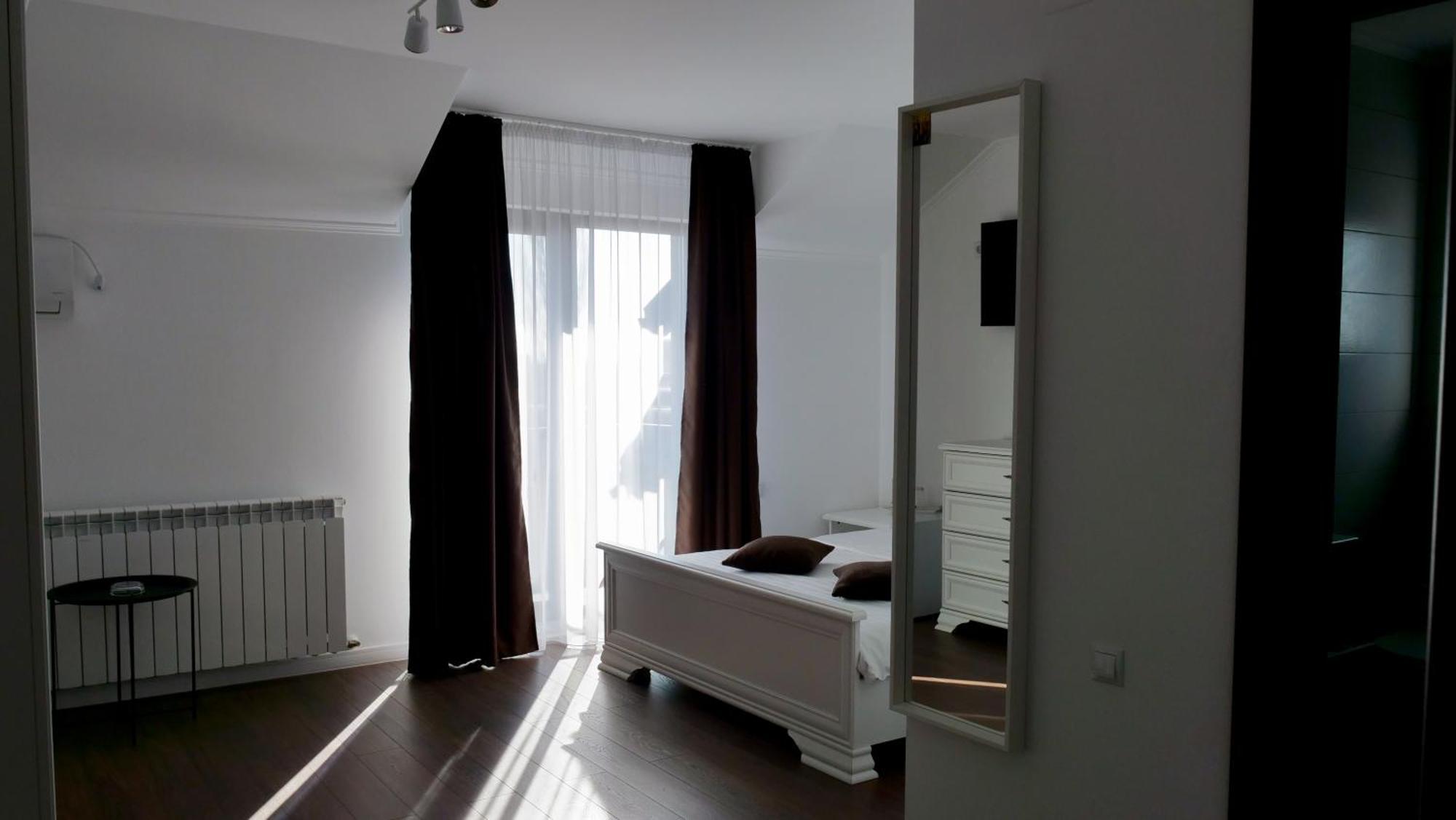 Casa Ambientt Hotel Curtea De Arges Ngoại thất bức ảnh