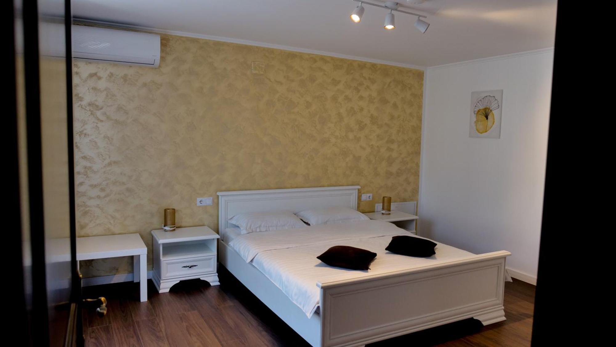 Casa Ambientt Hotel Curtea De Arges Ngoại thất bức ảnh