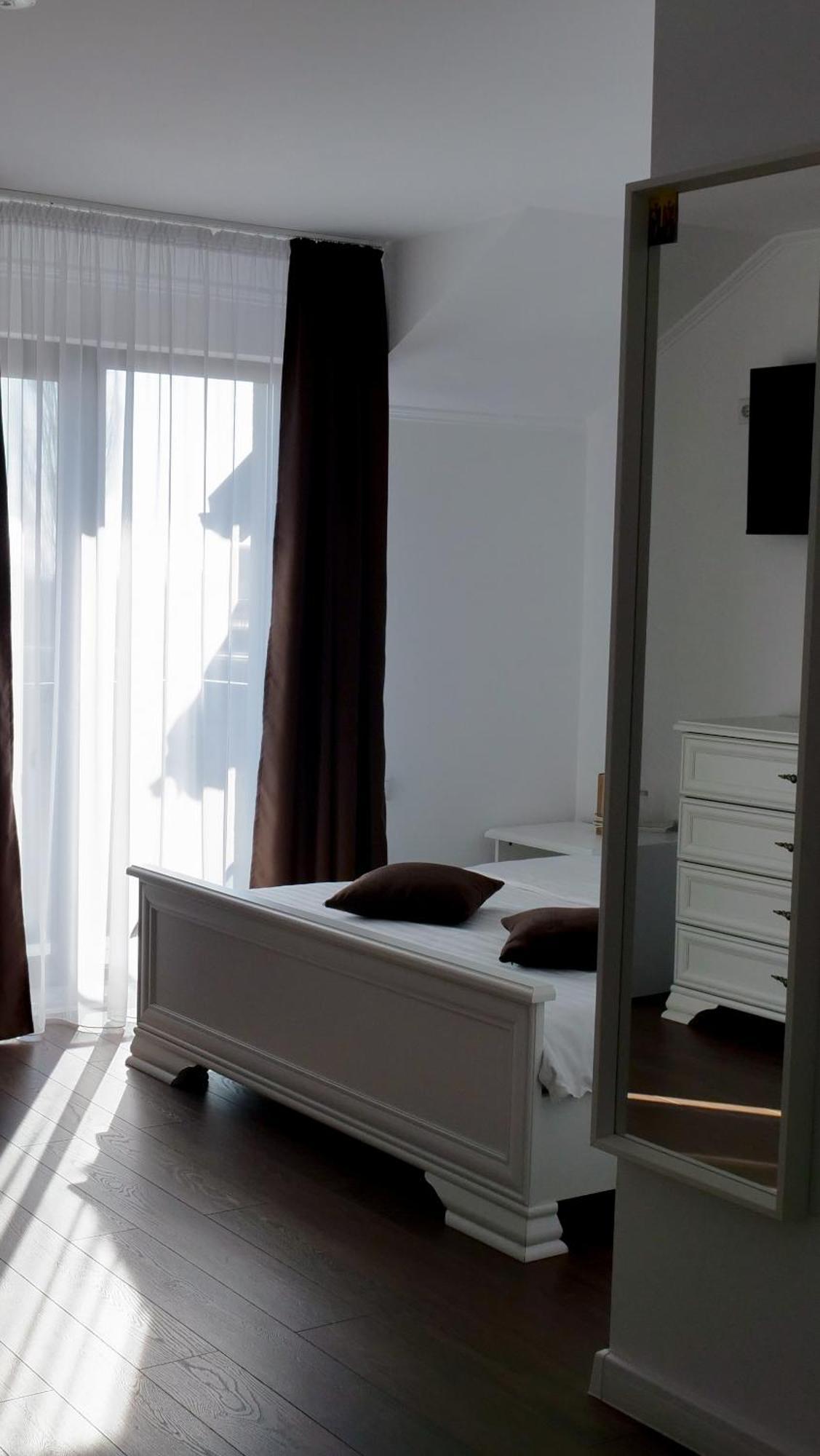 Casa Ambientt Hotel Curtea De Arges Ngoại thất bức ảnh